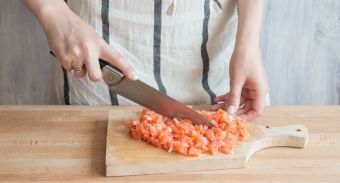 Паровые котлеты из лосося со шпинатом — инструкция по приготовлению, шаг 2