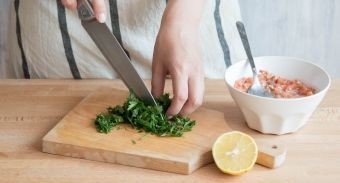 Паровые котлеты из лосося со шпинатом — инструкция по приготовлению, шаг 4