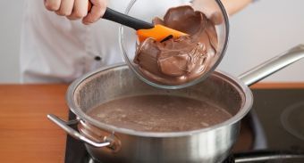 Торт из орехового бисквита и орехового безе с пралине — инструкция по приготовлению, шаг 7