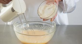 Шарлотка с яблоками и орехами — инструкция по приготовлению, шаг 2