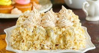 Торт из безе со сливочным кремом и вафельной крошкой — инструкция по приготовлению, шаг 9