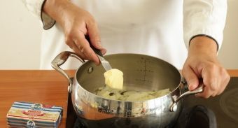 Классический луковый суп — инструкция по приготовлению, шаг 3