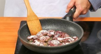 Печенка в сметане — инструкция по приготовлению, шаг 2