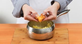 Картофельные котлеты с колбасой и сыром — инструкция по приготовлению, шаг 3