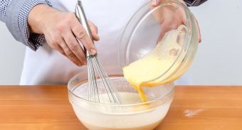 Манные блины на молоке — инструкция по приготовлению, шаг 4