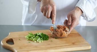 Пирожки с горбушей, рисом и зеленым луком — инструкция по приготовлению, шаг 3