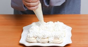 Торт из безе со сливочным кремом и вафельной крошкой — инструкция по приготовлению, шаг 6