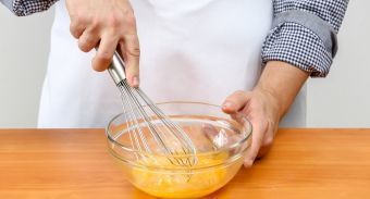 Манные блины на молоке — инструкция по приготовлению, шаг 3