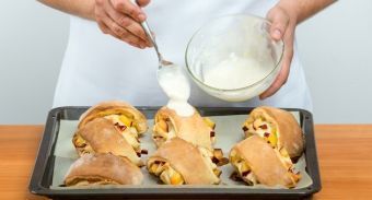 Булочки со сливами — инструкция по приготовлению, шаг 5