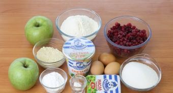 Мини-шарлотка с брусникой и яблоками — инструкция по приготовлению, шаг 1