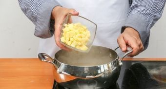 Зеленые щи с креветками — инструкция по приготовлению, шаг 4