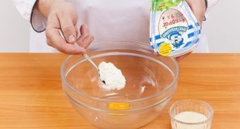 Сырники со сгущенкой — инструкция по приготовлению, шаг 2