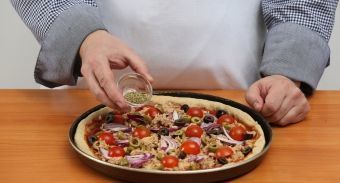 Пицца на овсяном тесте с тунцом — инструкция по приготовлению, шаг 6