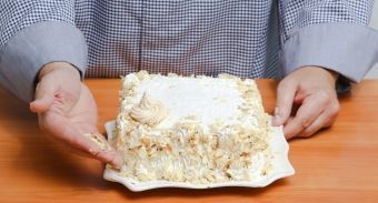 Торт из безе со сливочным кремом и вафельной крошкой — инструкция по приготовлению, шаг 8