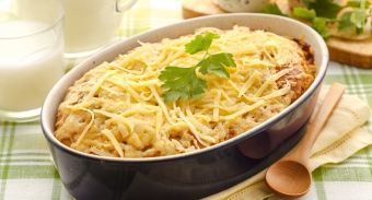 Пирог на кефире с рыбными консервами — инструкция по приготовлению, шаг 6