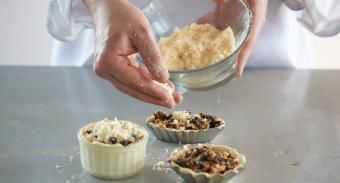 Сладкие пирожки с черносливом — инструкция по приготовлению, шаг 7