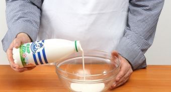 Пирог на кефире с рыбными консервами — инструкция по приготовлению, шаг 2