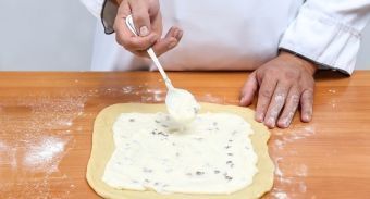 Ватрушки со сметанной заливкой — инструкция по приготовлению, шаг 3