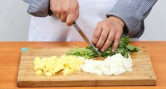 Зеленые щи с креветками — инструкция по приготовлению, шаг 2