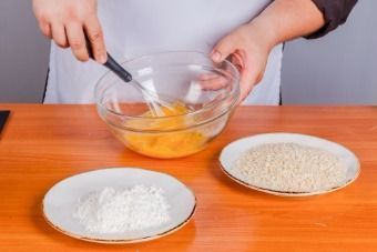 Шницель из курицы со сметанным соусом — инструкция по приготовлению, шаг 4