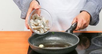 Зеленые щи с креветками — инструкция по приготовлению, шаг 9