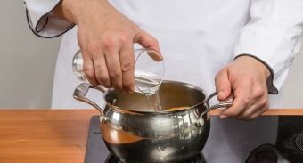 Окрошка на кефире с минералкой — инструкция по приготовлению, шаг 2