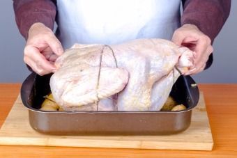 Запеченная индейка с брусничным соусом — инструкция по приготовлению, шаг 6