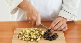 Солянка мясная в мультиварке — инструкция по приготовлению, шаг 3