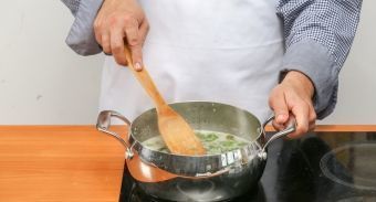 Зеленые щи с креветками — инструкция по приготовлению, шаг 8