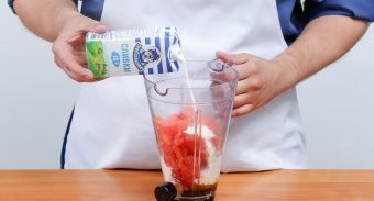 Молочно-арбузный коктейль — инструкция по приготовлению, шаг 3