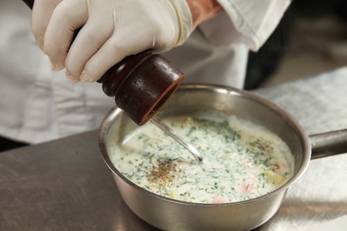 Молочный суп с лососем и картофелем — инструкция по приготовлению, шаг 5