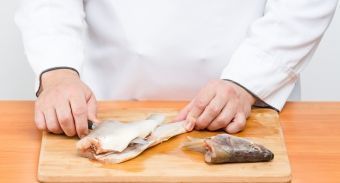 Уха из судака с помидорами — инструкция по приготовлению, шаг 2