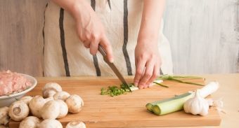 Куриные митболы в сливочном пюре — инструкция по приготовлению, шаг 2