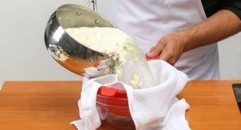 Домашний сыр с зеленью и паприкой — инструкция по приготовлению, шаг 4