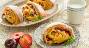 Булочки со сливами — инструкция по приготовлению, шаг 6