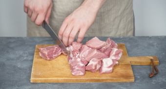 Свиной шашлык в беконе — инструкция по приготовлению, шаг 2