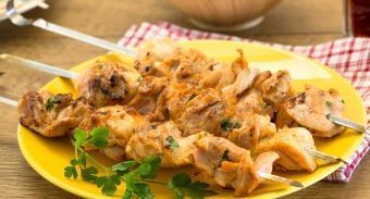 Куриный шашлык в кефирном маринаде — инструкция по приготовлению, шаг 5