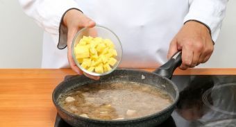 Суп-гуляш в хлебе — инструкция по приготовлению, шаг 5