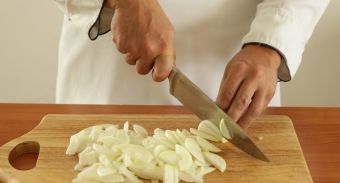 Классический луковый суп — инструкция по приготовлению, шаг 2