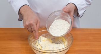 Сырники с изюмом — инструкция по приготовлению, шаг 4