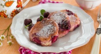 Сырники с вишней — инструкция по приготовлению, шаг 7