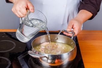 Куриный суп с шампиньонами — инструкция по приготовлению, шаг 2