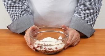 Мини-шарлотка с брусникой и яблоками — инструкция по приготовлению, шаг 2