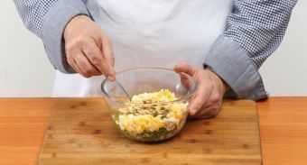 Пирог на кефире с рыбными консервами — инструкция по приготовлению, шаг 3