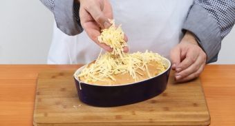 Пирог на кефире с рыбными консервами — инструкция по приготовлению, шаг 5