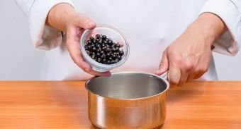 Молочный коктейль с черной смородиной — инструкция по приготовлению, шаг 2