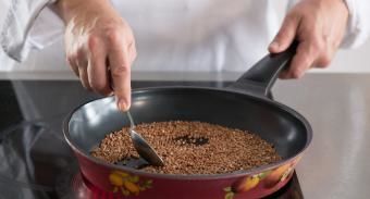 Камбала с гречкой — инструкция по приготовлению, шаг 2