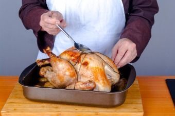 Запеченная индейка с брусничным соусом — инструкция по приготовлению, шаг 7