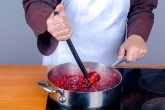 Запеченная индейка с брусничным соусом — инструкция по приготовлению, шаг 4