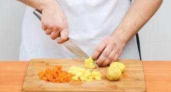 Оливье с шампиньонами — инструкция по приготовлению, шаг 3